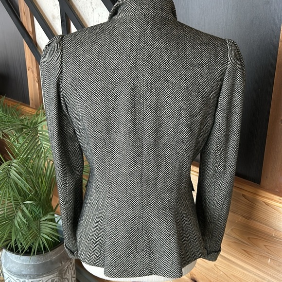 Chaps Women’s Blazer
• Size: Medium
• Color: Gray
• Condition: Pre-loved - Picture 5 of 7